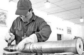 Tận mắt quy trình bảo dưỡng tên lửa, bom đạn Việt Nam