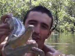 Xem dị nhân vùng sông nước tay không bắt cá sấu