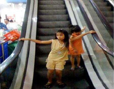 Đi siêu thị, mất...2 ngón tay