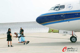 Người khỏe nhất hành tinh thi kéo máy bay 34 tấn