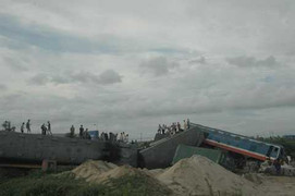 Lật tàu trên quốc lộ 5, hàng loạt hành khách thoát chết