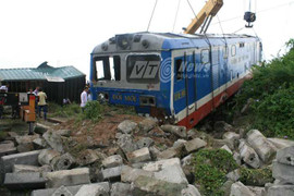 Hình ảnh vụ lật tàu hỏa kinh hoàng trên quốc lộ 5