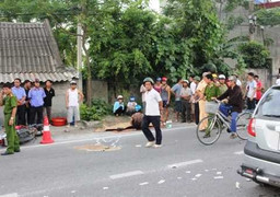 Lao vào đuôi xe container, 1 phụ nữ tử vong