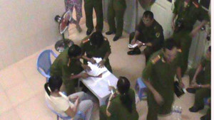 Cứu 11 cô gái bị ép kích dục cho khách hát karaoke