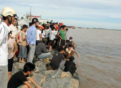 Rủ bạn gái đi chơi, thiếu nữ bất ngờ nhảy cầu tự vẫn