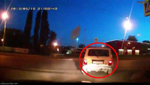 Clip: Bị xe máy húc, ô tô đổ bổ nhào