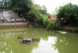 Xe hơi đâm xuống ao, 4 người chết thảm