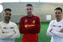 Van Persie khoe tài sút phạt chẳng kém Beckham