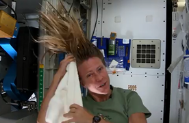 Clip: Xem phi hành gia khổ sở gội đầu trong vũ trụ