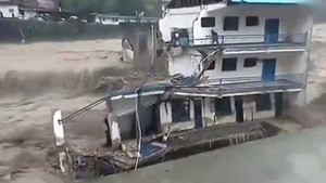 Clip: Lũ xô đổ nhà, cuốn phăng người ở Trung Quốc