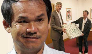 Bầu Đức 'ngông ngang' ôm balo tiền đến Arsenal