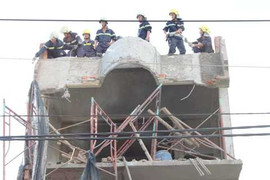 Sập mái vòm nhà đang xây giữa Sài Gòn