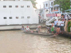 Xe công an hất nhiều xe máy xuống sông, 1 người chết