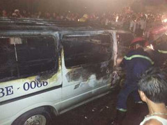 Xe biển xanh bốc cháy dữ dội nghi chở gỗ lậu