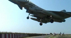 Clip: Chiến cơ Không quân Hoàng gia Anh 'tạt đầu' dân