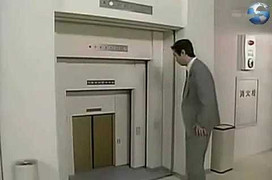 Những tình huống cực hài hước khi đi thang máy