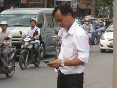 Đâm ngã cụ già, tự xưng công an buông lời đe dọa