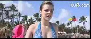 'Đỏ mặt' với trò đùa của hai cô gái trên biển