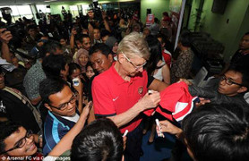 Arsenal mang vệ sỹ riêng sang VN