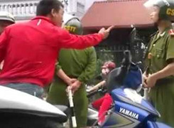 Tấn công cảnh sát rồi cướp súng, thẻ ngành