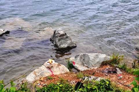 Chụp ảnh cưới, tá hỏa phát hiện xác chết nổi trên hồ