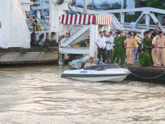 Tài xế xe công an lao xuống sông vẫn bấn loạn