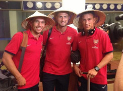 Giroud, Podolski mê mệt nón lá Việt Nam