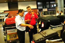 Arsenal gặp sự cố đầu tiên tại Việt Nam