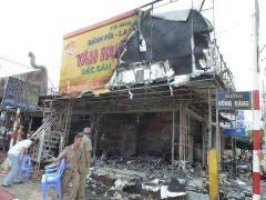 TP.HCM: Cháy lớn cửa hàng, mất điện diện rộng