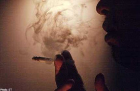 Mới 4 tuổi đã nghiện khói thuốc lá