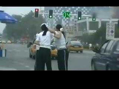 Clip: Nữ cảnh sát giật tóc, ẩu đả giữa phố