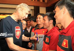 Công Vinh làm gì với áo đấu trận Arsenal?