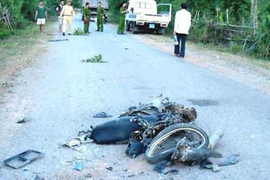 Hai xe máy đối đầu, 3 người chết tại chỗ