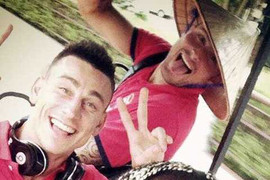 Sao Arsenal sững sờ nhìn fan chạy bộ luồn lách