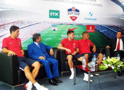 Sao Arsenal: Bị ‘bủa vây’, mỏi tay ký tặng