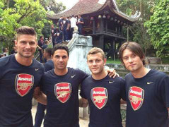 Sao Arsenal khoe ảnh du hý Hà Nội