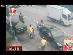 Clip: 'Xe điên' gây tai nạn, tháo chạy như bay