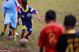 Ăn mừng bàn thắng, cả khung thành đổ vào đầu