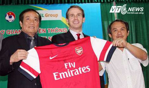 Mời Arsenal, bầu Đức không vì tiền mà vì… nhiều tiền?