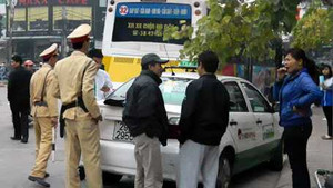 Clip: Rượt đuổi 'xe điên' trên đường phố Hà Nội