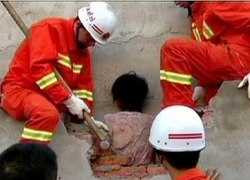 Video: Giải cứu 'bóng ma' kẹt giữa 2 bức tường