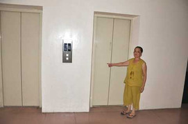 Thang máy 'chết', dân leo bộ 13 tầng, quản lý mặc kệ