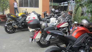 Bắt hàng loạt mô tô ‘khủng’ trong đoàn từ thiện