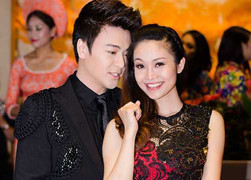 Phan Anh bất ngờ hôn má MC Thùy Linh