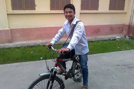 Fan cởi trần, chạy bộ nổi hơn cả thần tượng Arsenal?