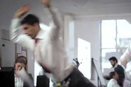 Vua ăn vạ Suarez quảng cáo tài ngã vờ