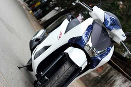 Đèn xe máy phủ pha lê long lanh của dân chơi Việt