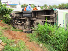 Xe buýt lao xuống ao, tài xế và phụ xe thoát chết