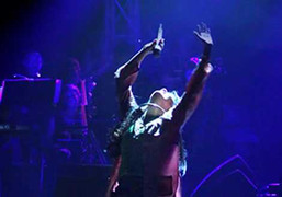 Hồng Nhung mặc áo yếm, gõ mõ ai oán trên sân khấu