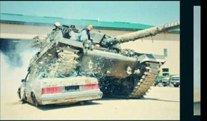 Clip: Sao bóng đá lái xe tăng cán nát ô tô